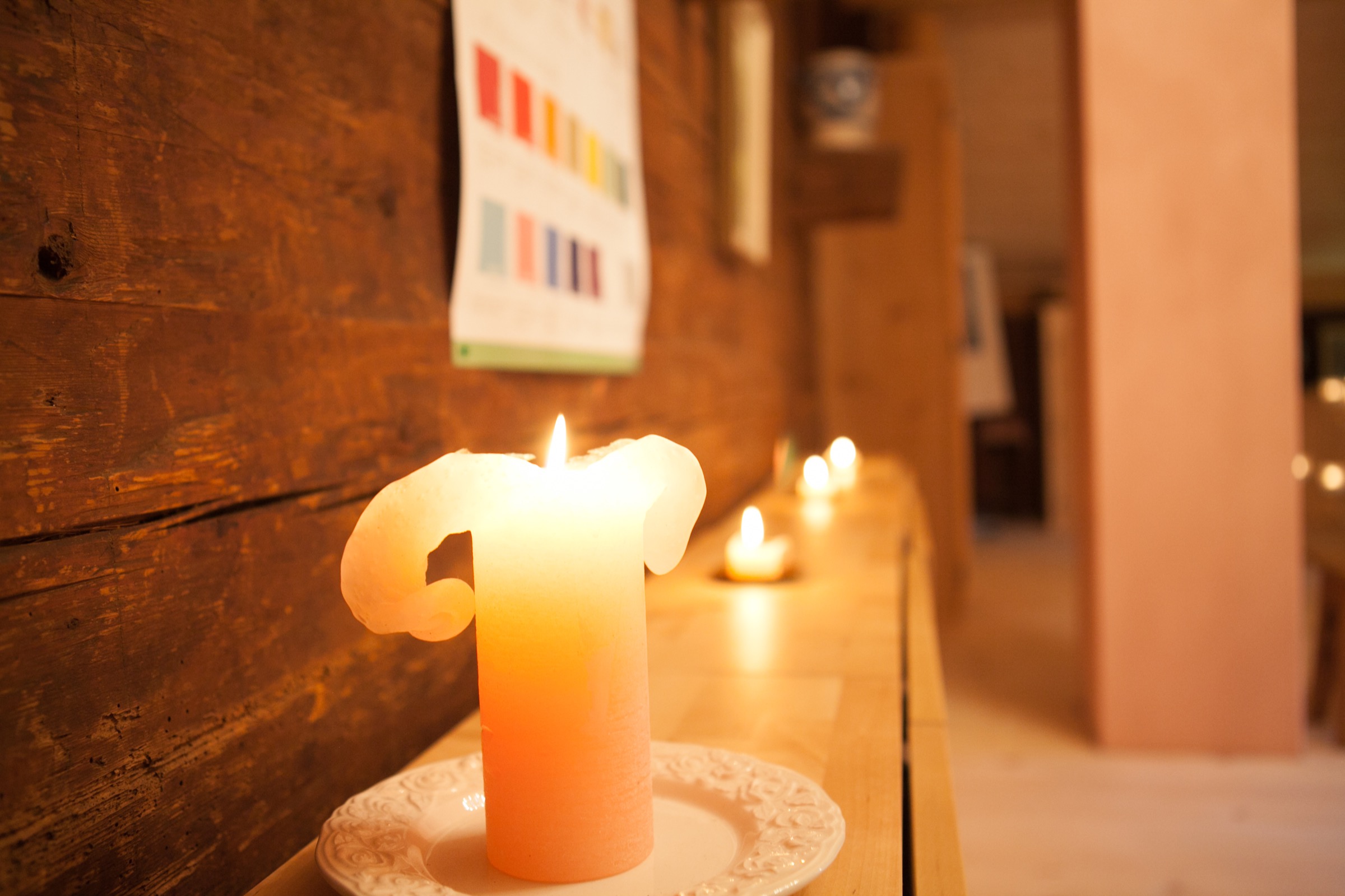 Des bougies allumées dans la salle de thérapie