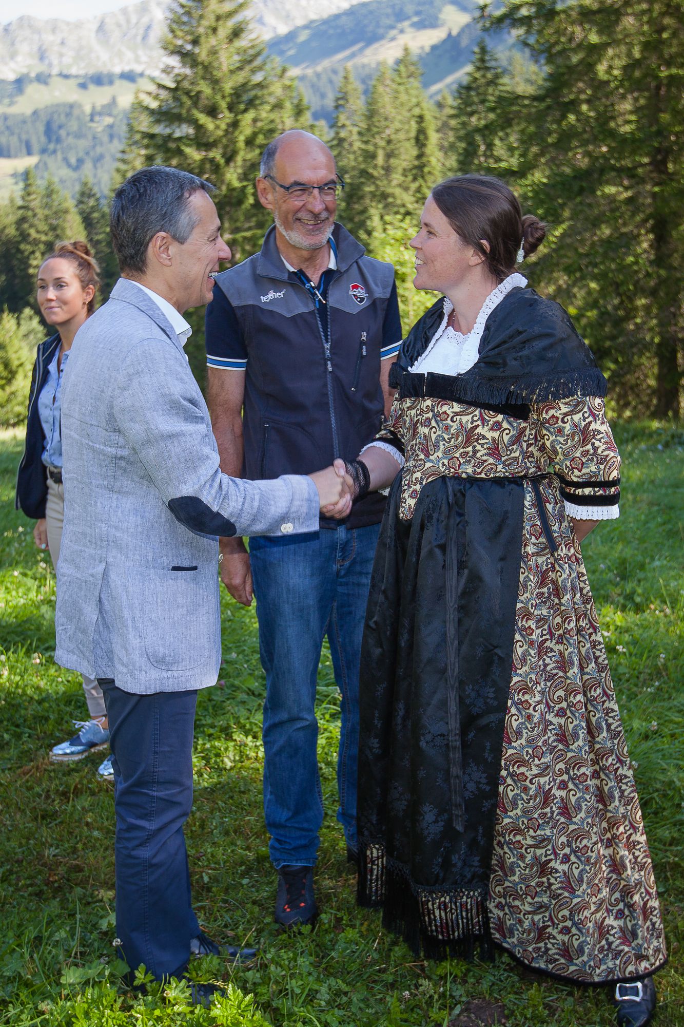 Esther salue le conseiller fédéral Ignazio Cassis à l’alpage Pâquier-Mottier