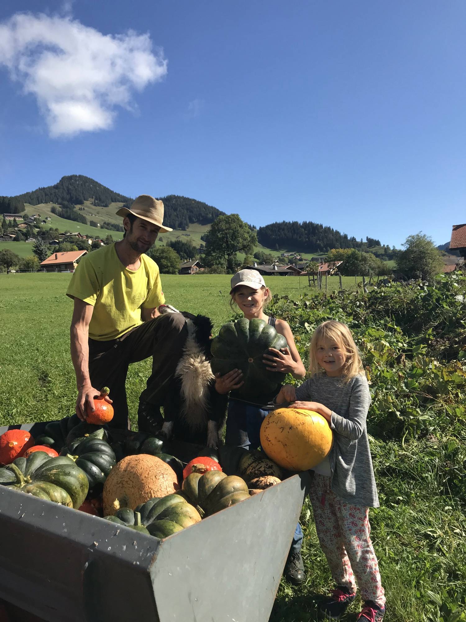 Nicolas, Laurent et Alissia avec les courges de la permaculture