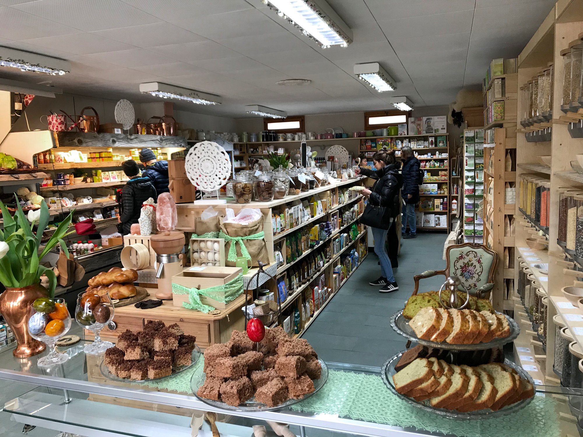 Photo de l'intérieur du magasin bio - avec des clients
