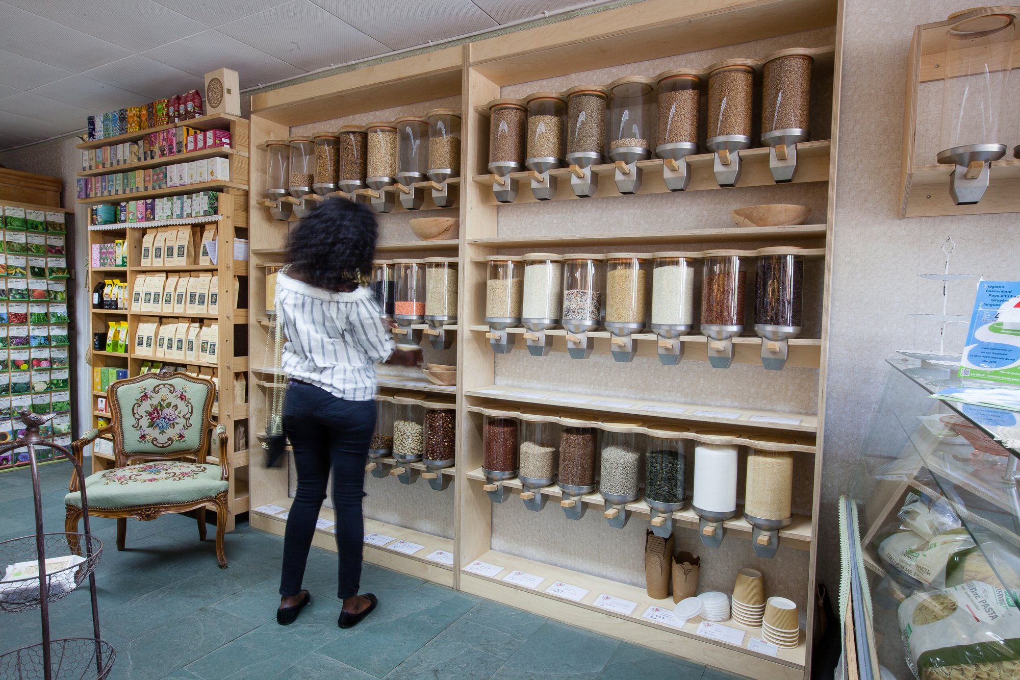 Photo de l'intérieur du magasin bio - distributeur de céréales en vrac