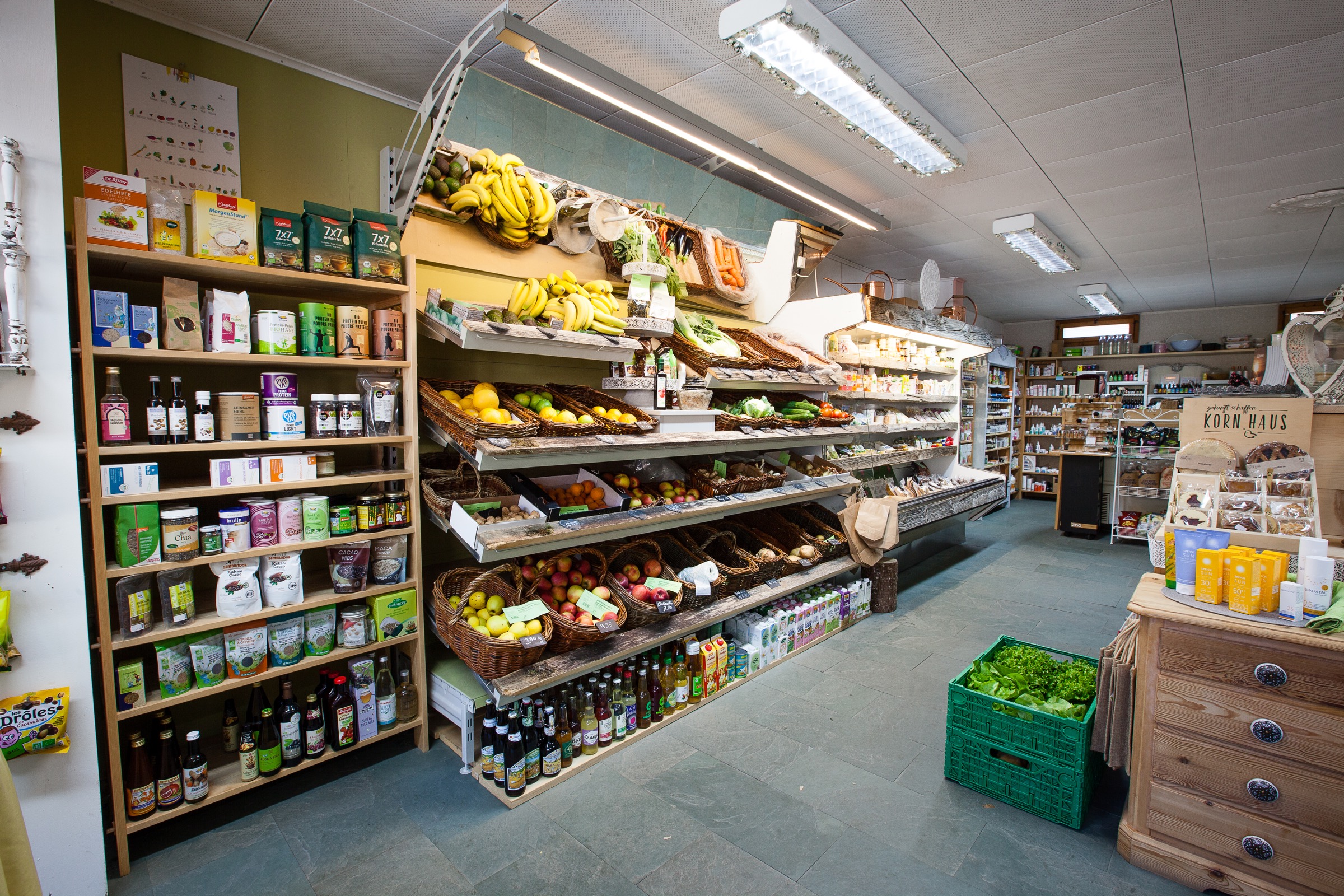 A l'intérieur du magasin bio qui propose des fruits et légumes frais