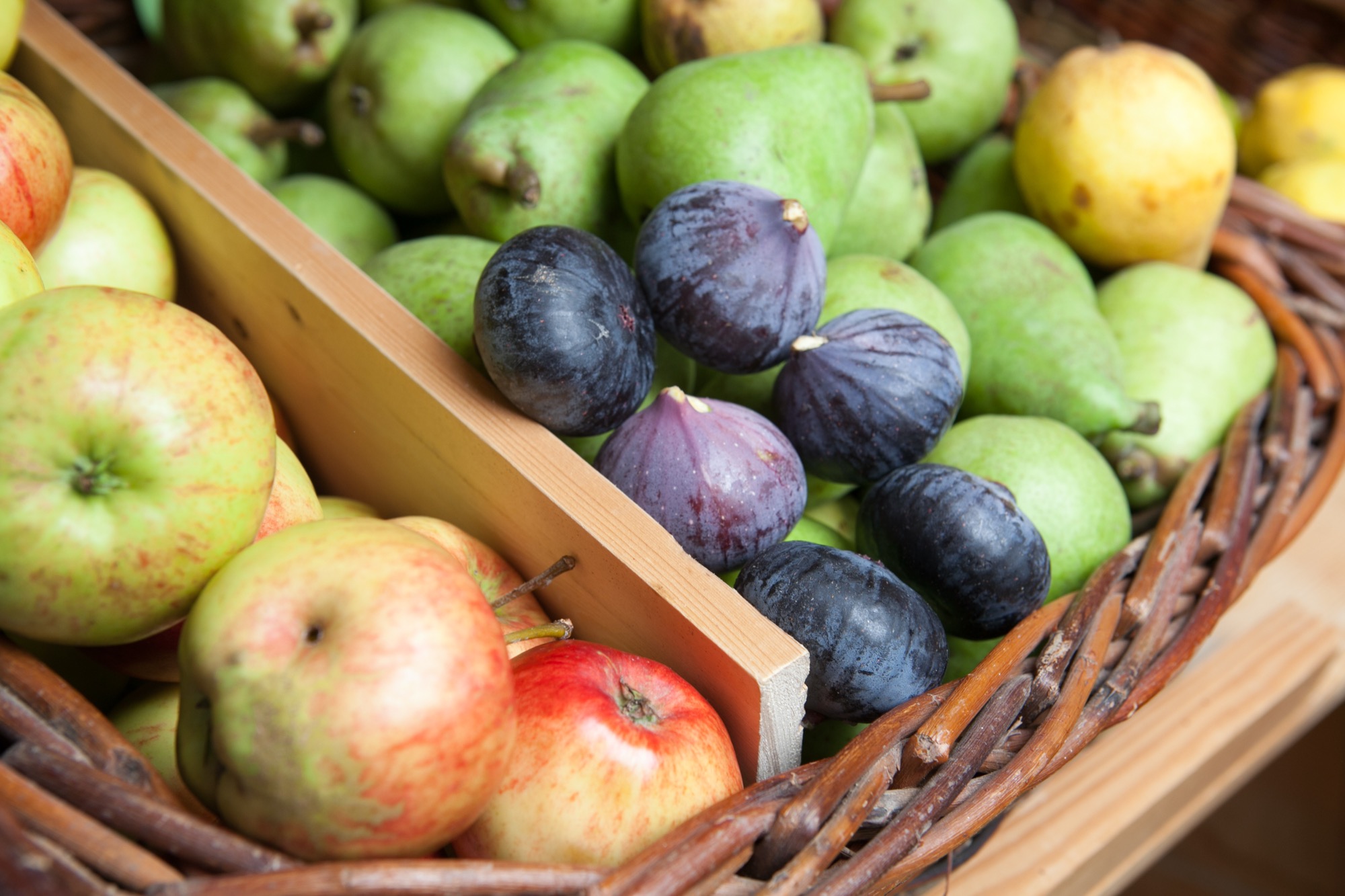 Panier de fruits biologiques dans le magasin bio