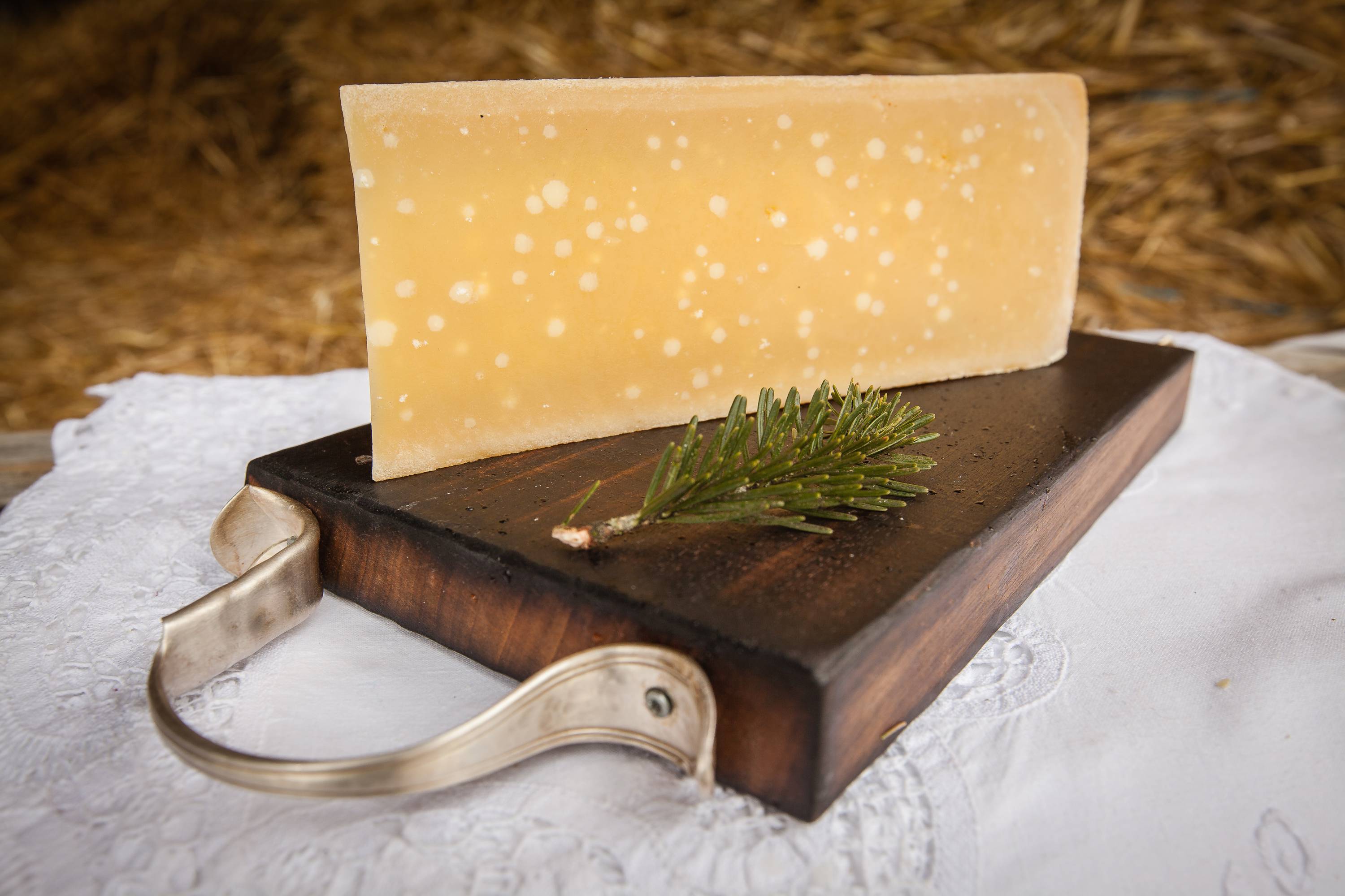 une planche avec un morceau de fromage extra vieux