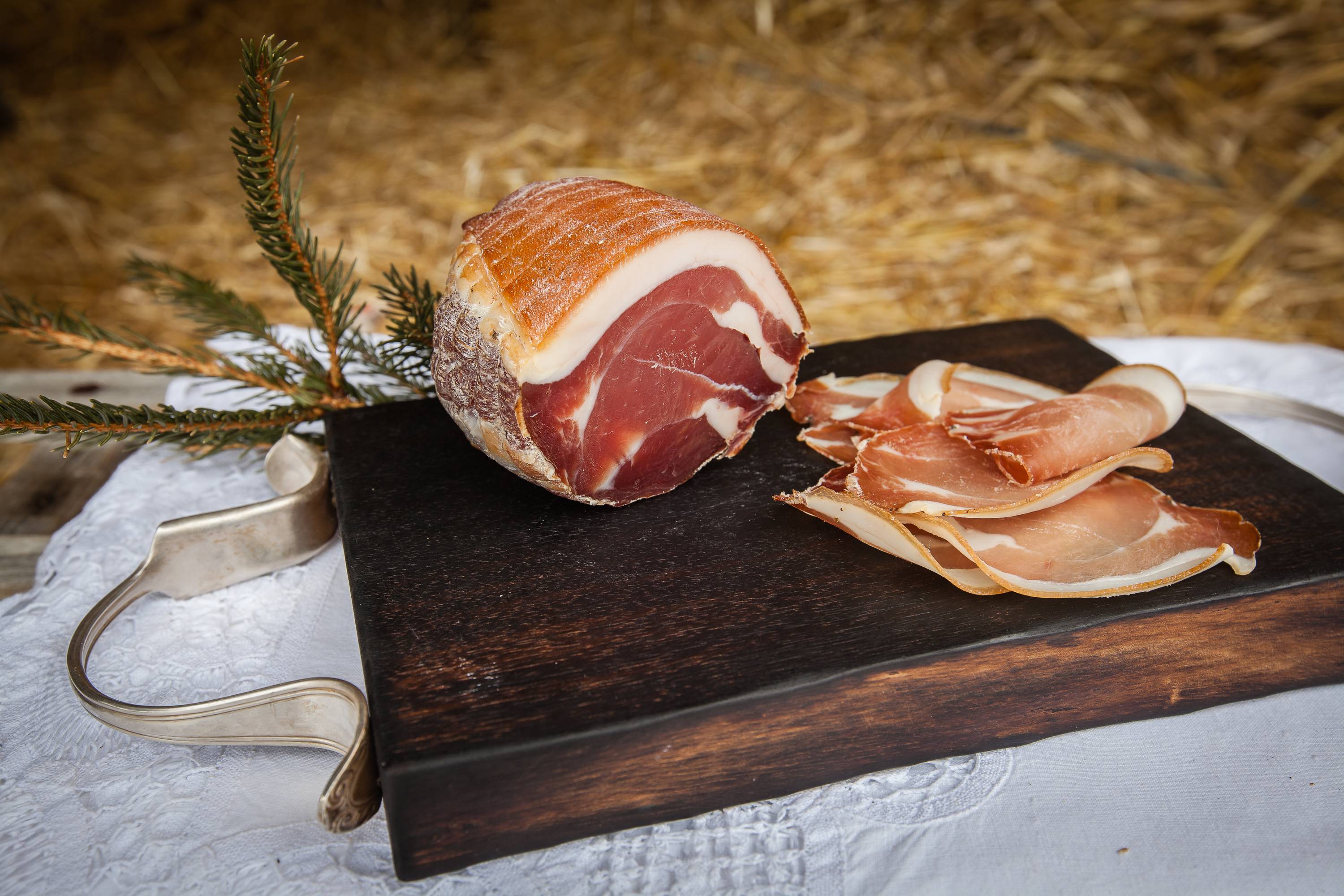 une planche avec un morceau de jambon sec de porc