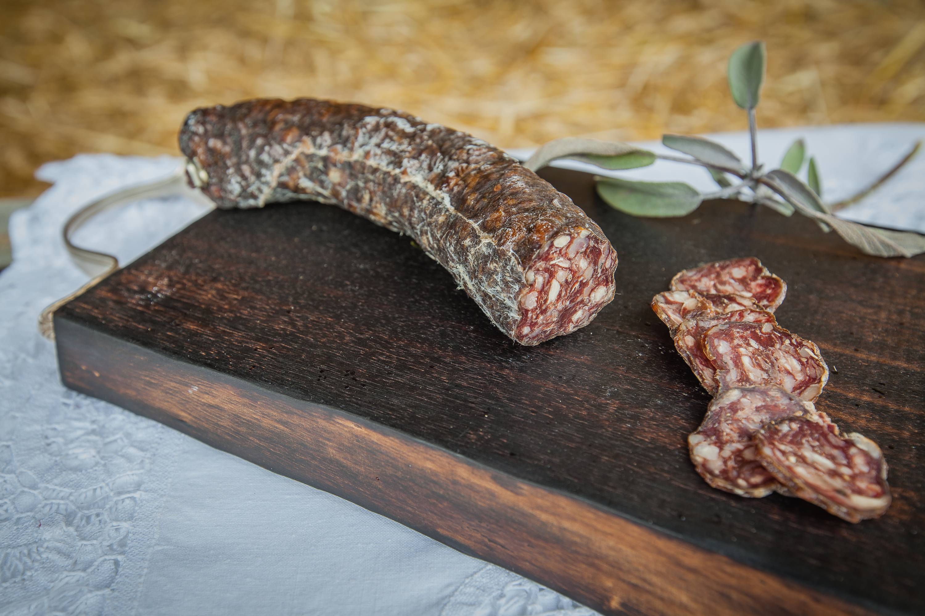 une planche avec un morceau de salami boeuf