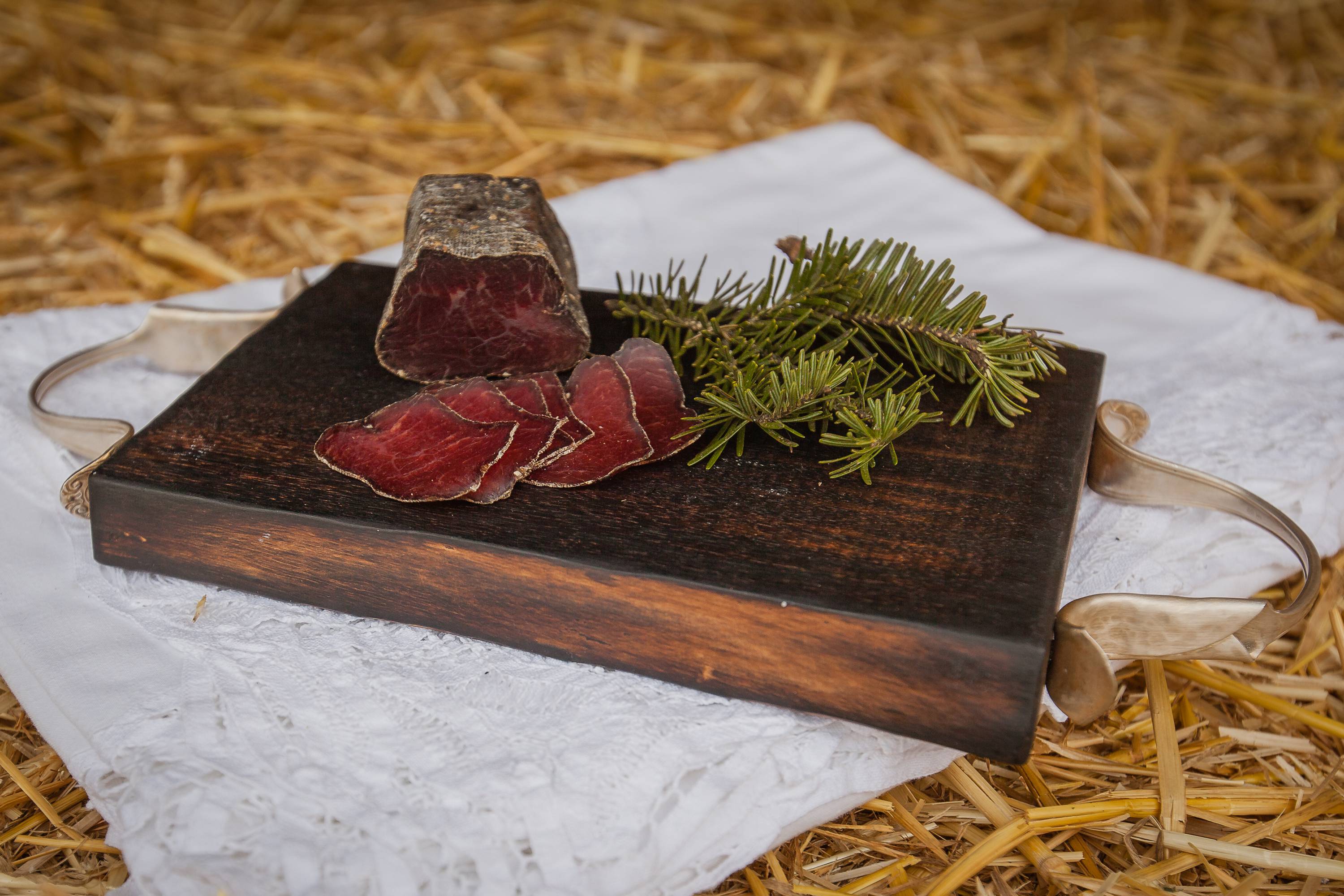 une planche avec un morceau de viande séchée