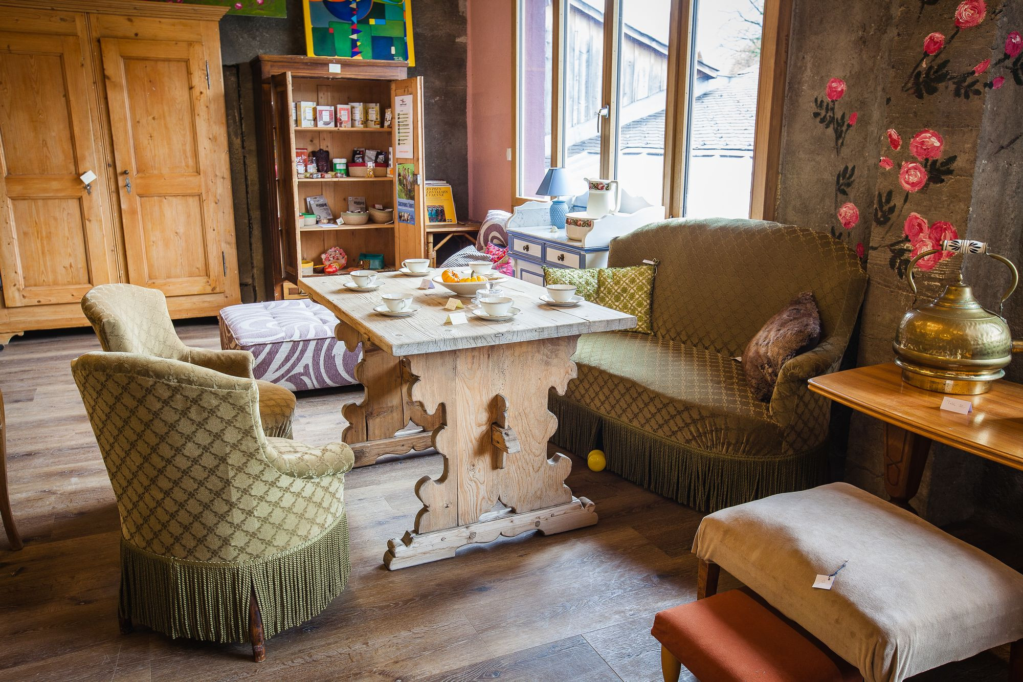 Meubles à vendre dans l'espace durable - table mise en place pour le thé