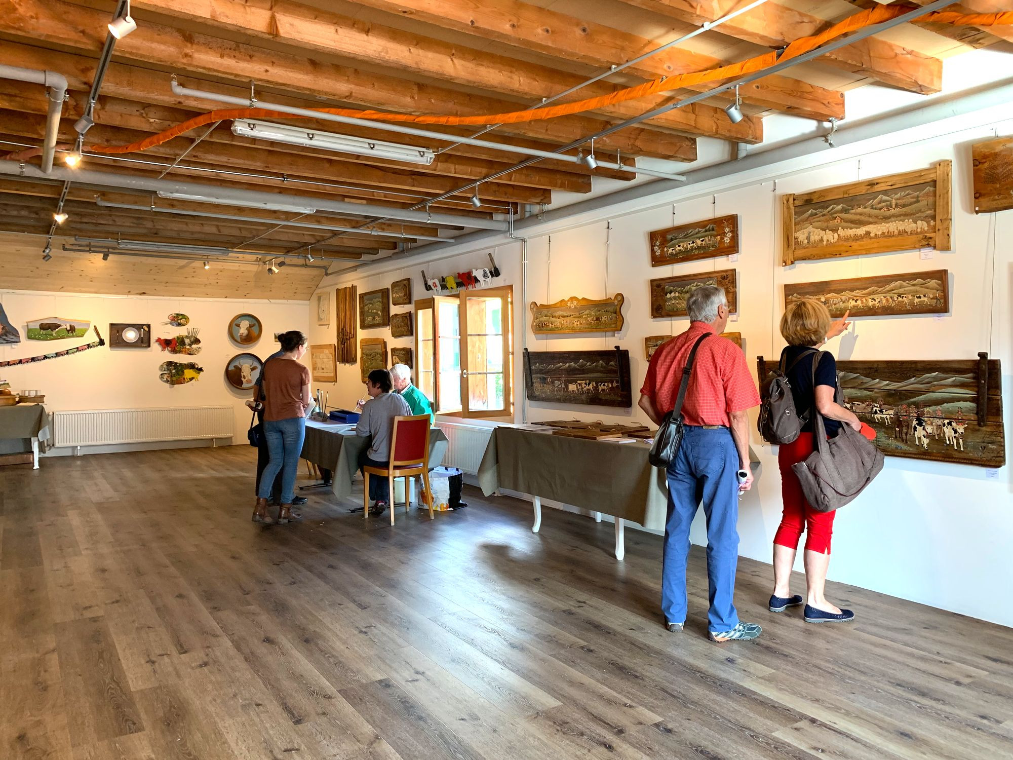Les gens visitent l'atelier de peinture avec Willy Läng et Pénélope