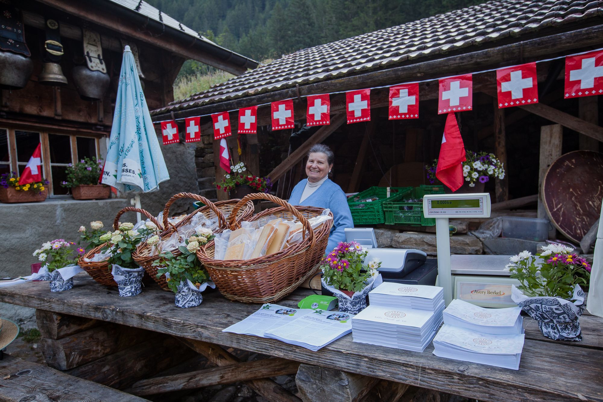 Silvia accueille les visiteurs qui souhaitent acheter des produits de la ferme - brunch 2019