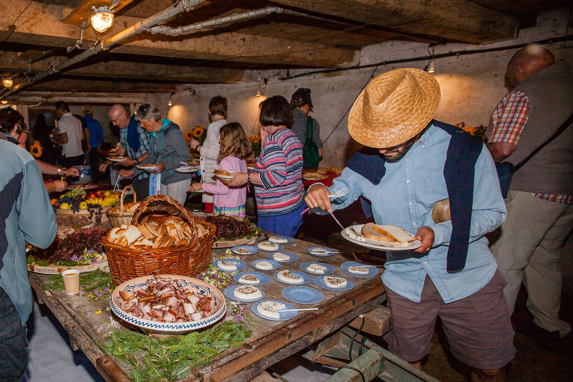 Les visiteurs se voient se servent de la nourriture au brunch 1er Août 2019