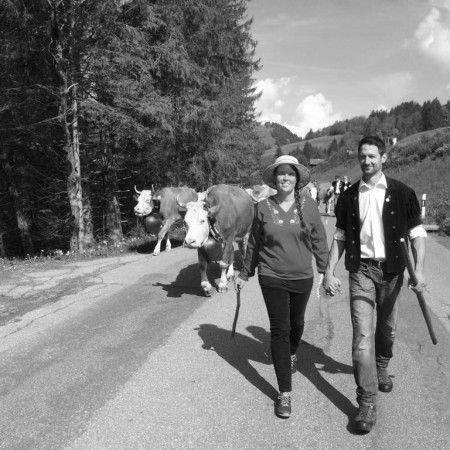 Esther et Nicolas avec le troupeau de vaches