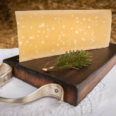 une planche avec un morceau de fromage extra vieux