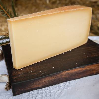 Un morceau de fromage jeune Etivaz