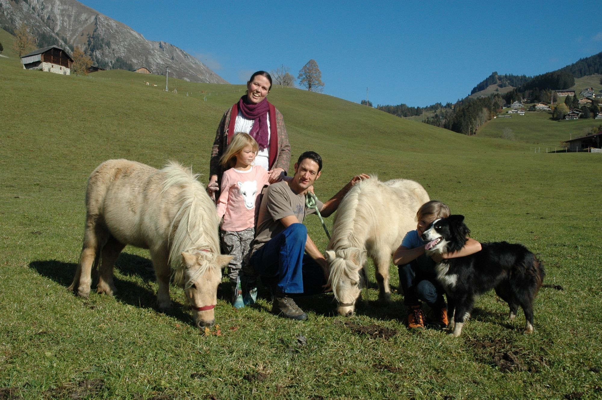 Famille Mottier avec les deux poneys à la ferme