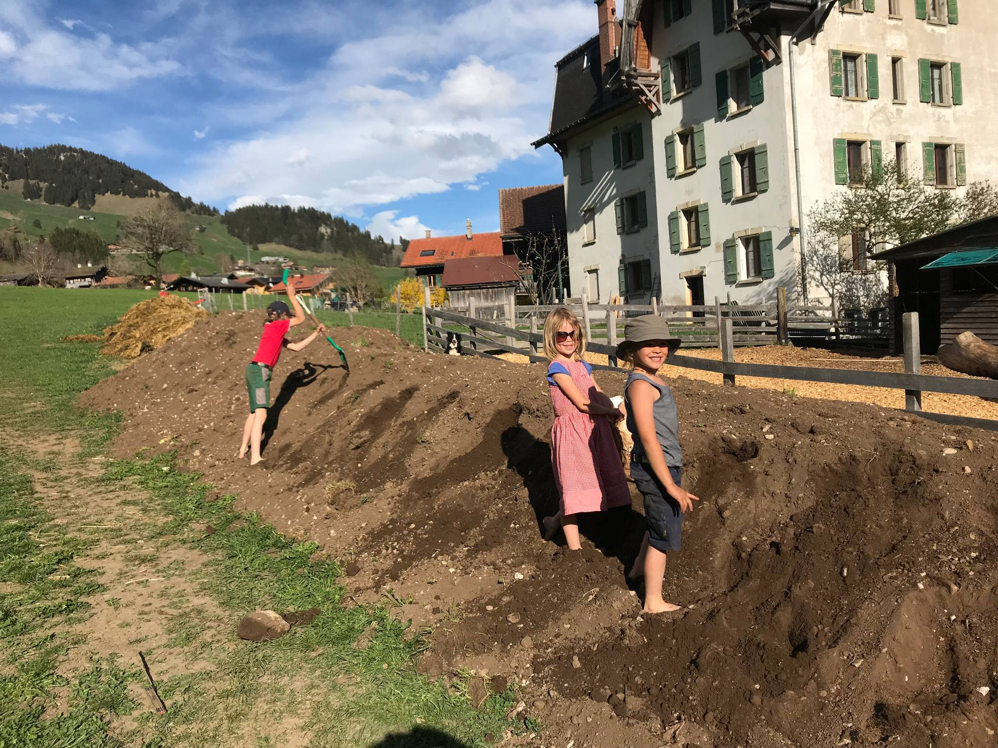 Enfants apprenant la permaculture