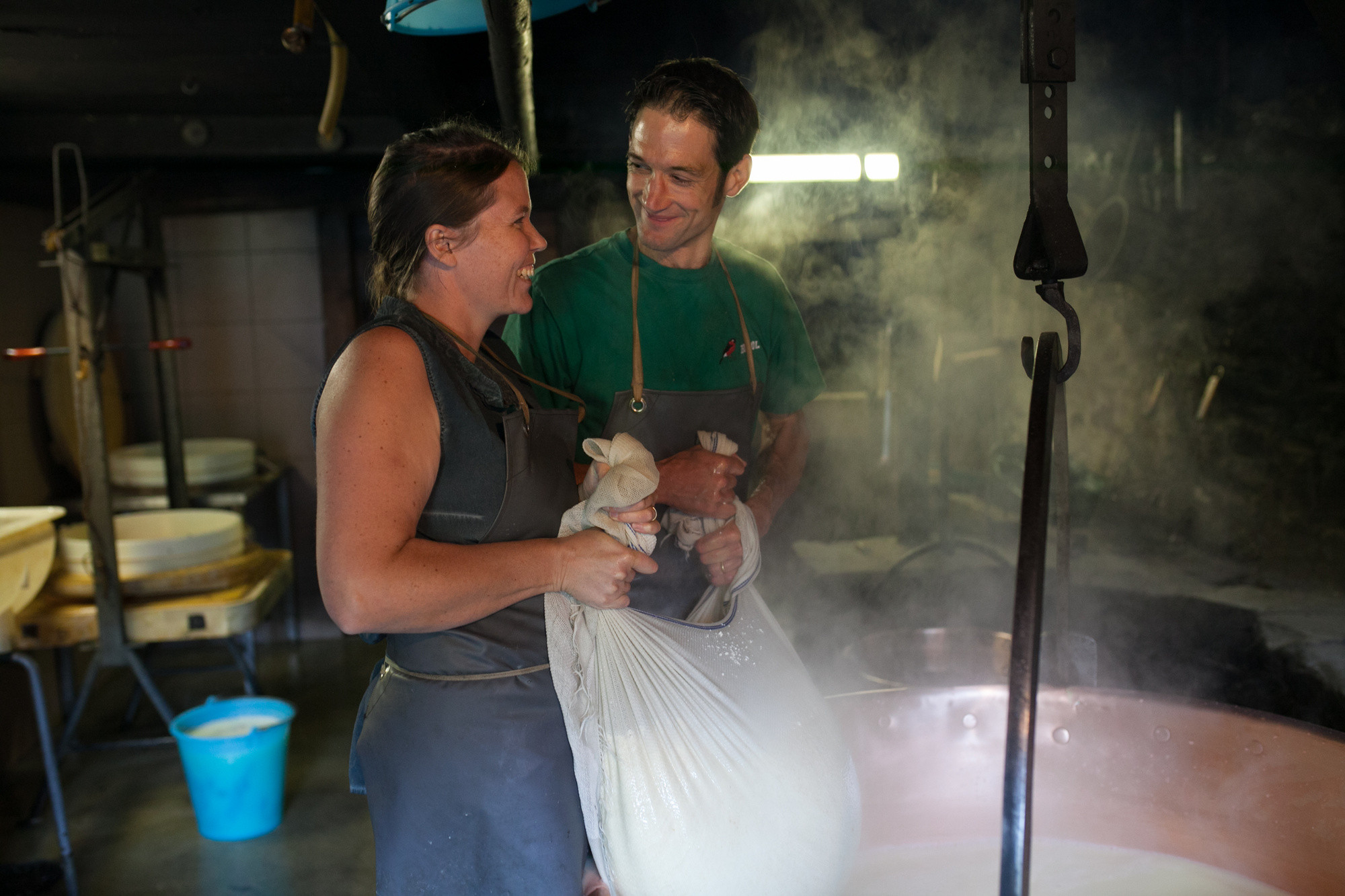 Nicolas et Esther fabrique le fromage Etivaz AOP - Alpage du Pâquier-Mottier
