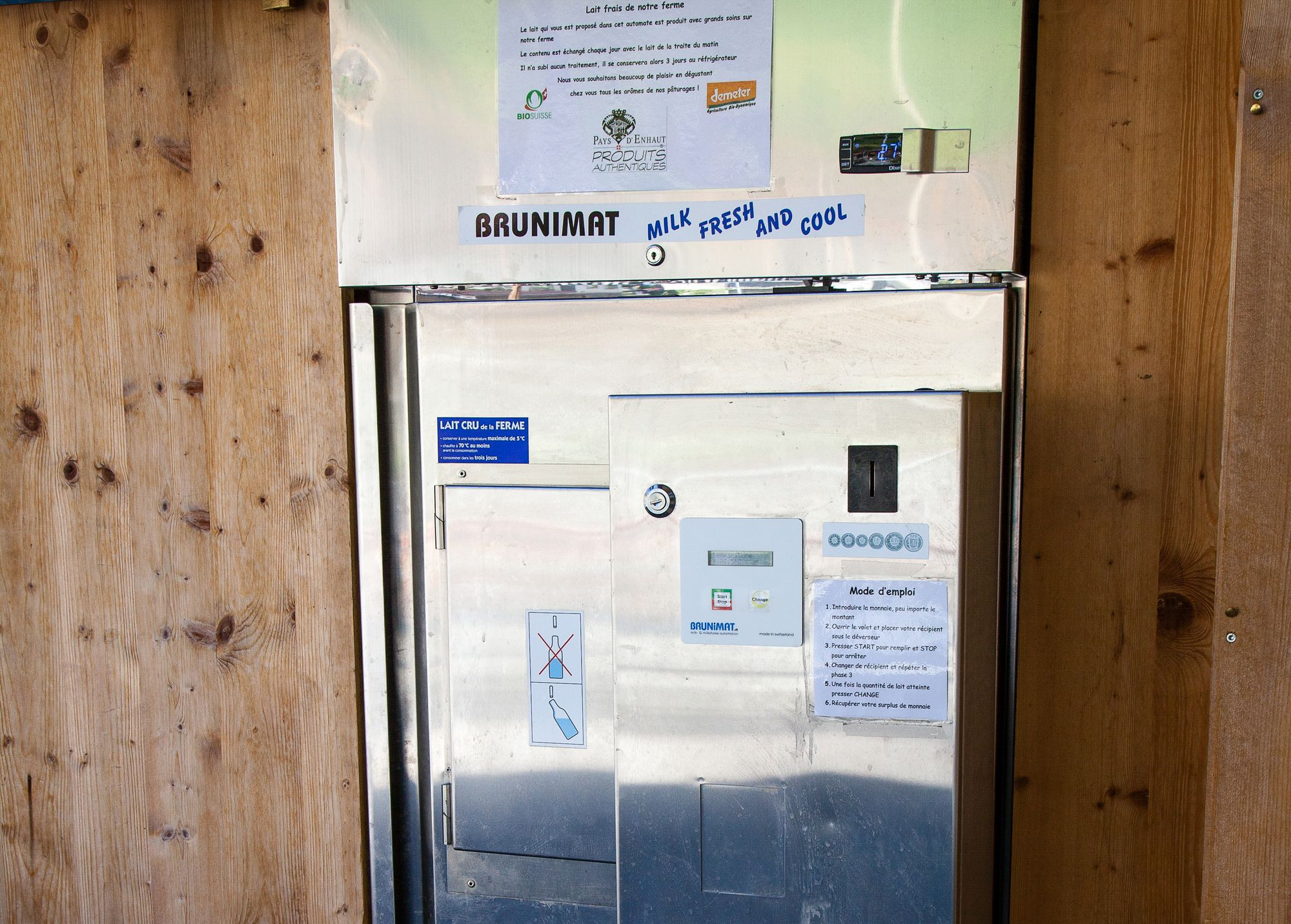 Distributeur automatique de lait cru en libre-service à Château-d'Œx