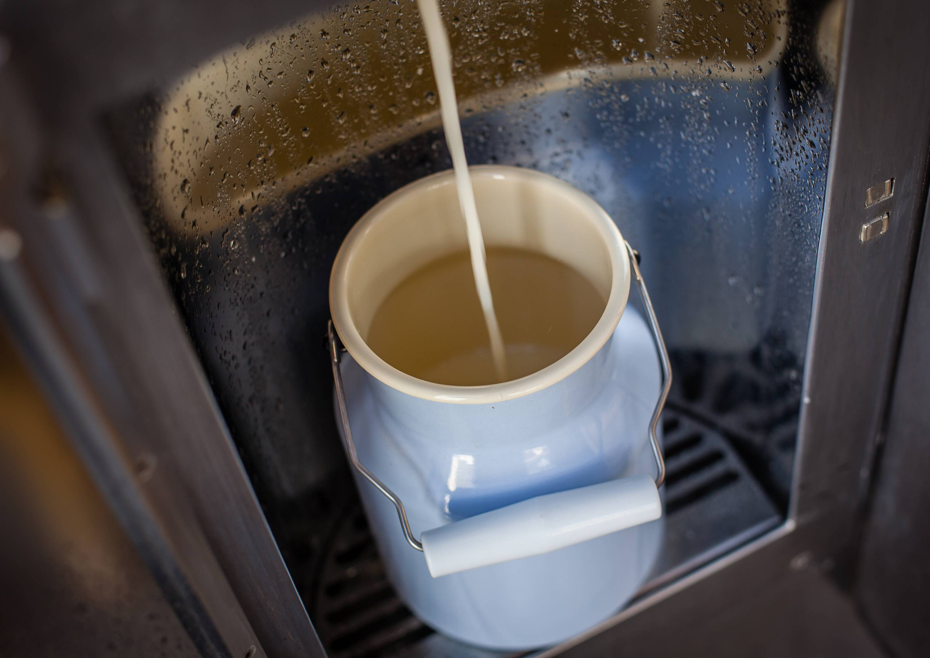 Le remplissage du pot à lait au distributeur automatique