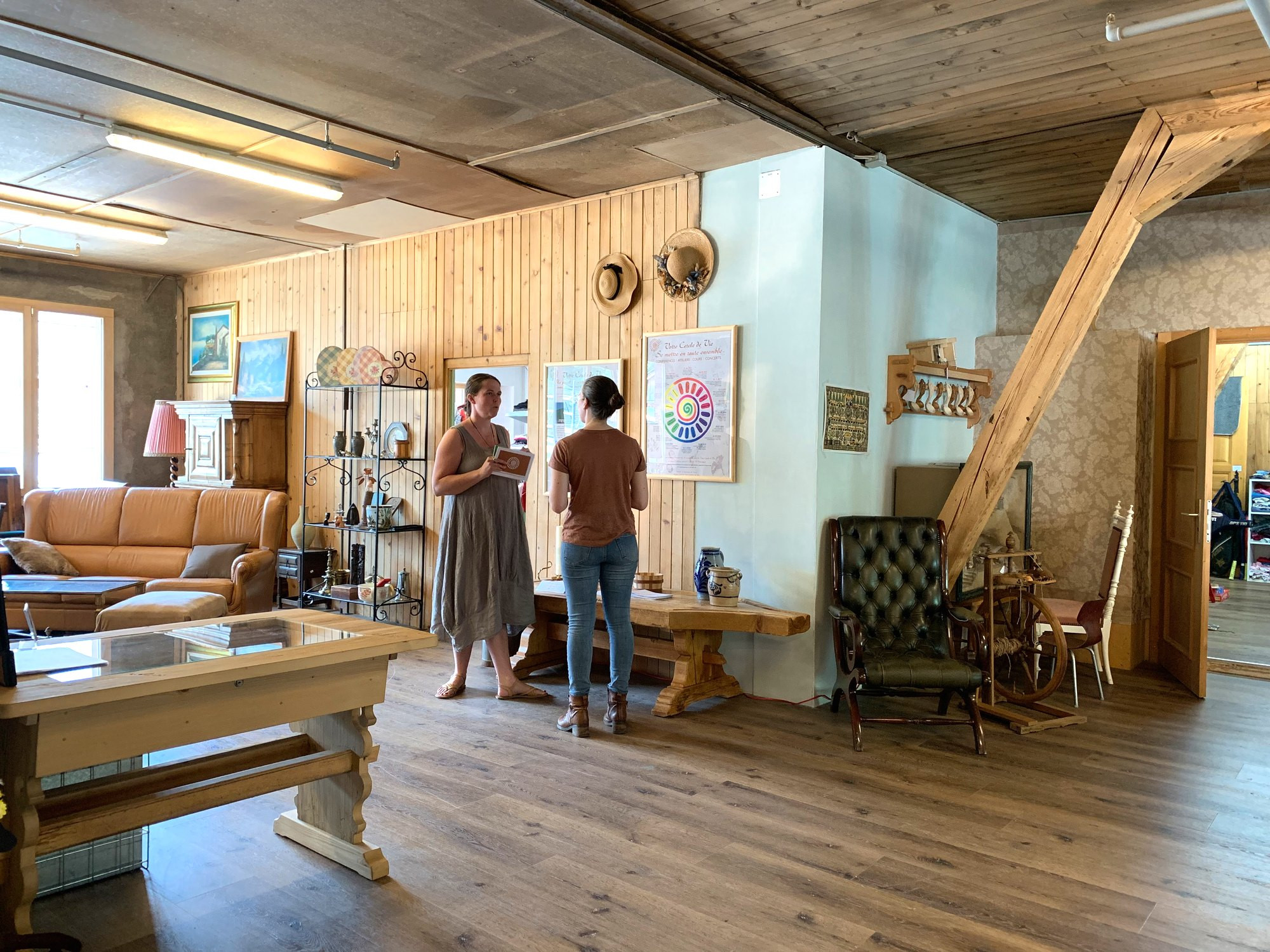 Esther expliquant le projet de construction à un visiteur de l'espace durable