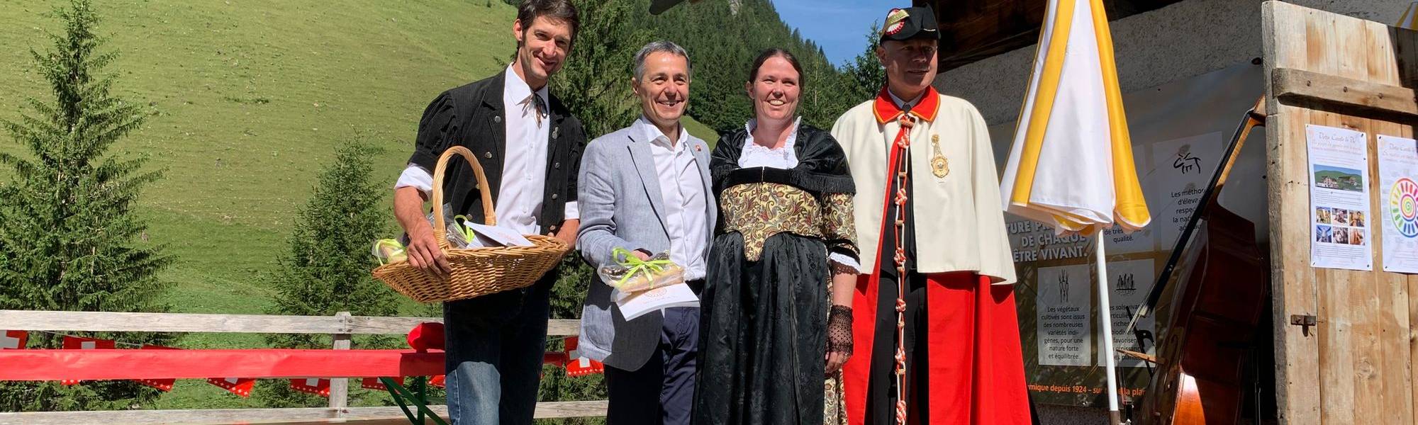 Esther et Nicolas avec le conseiller fédéral Ignazio Cassis - Alpage Pâquier-Mottier