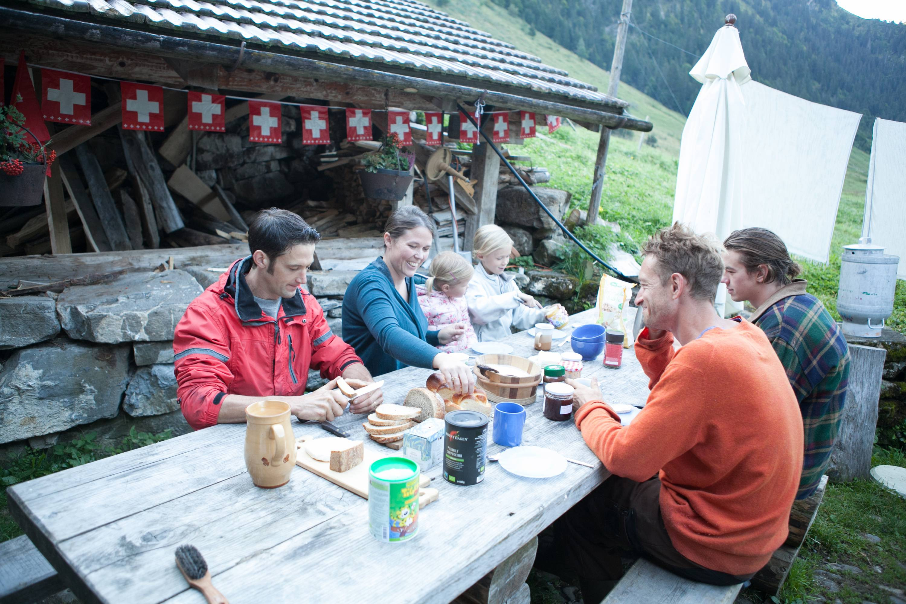 Table préparée pour le repas à l'extérieur du chalet