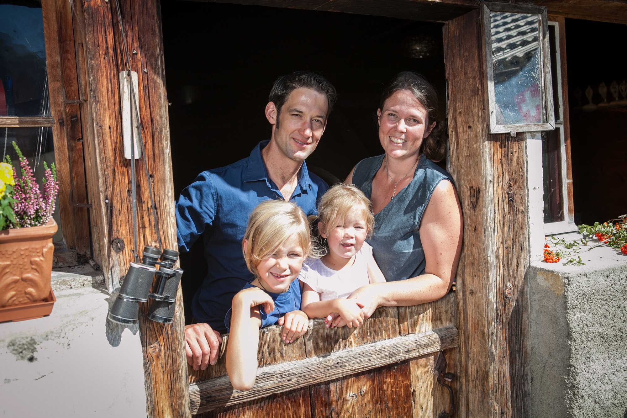 Portrait de la famille Mottier à l'entrée du chalet d'alpage