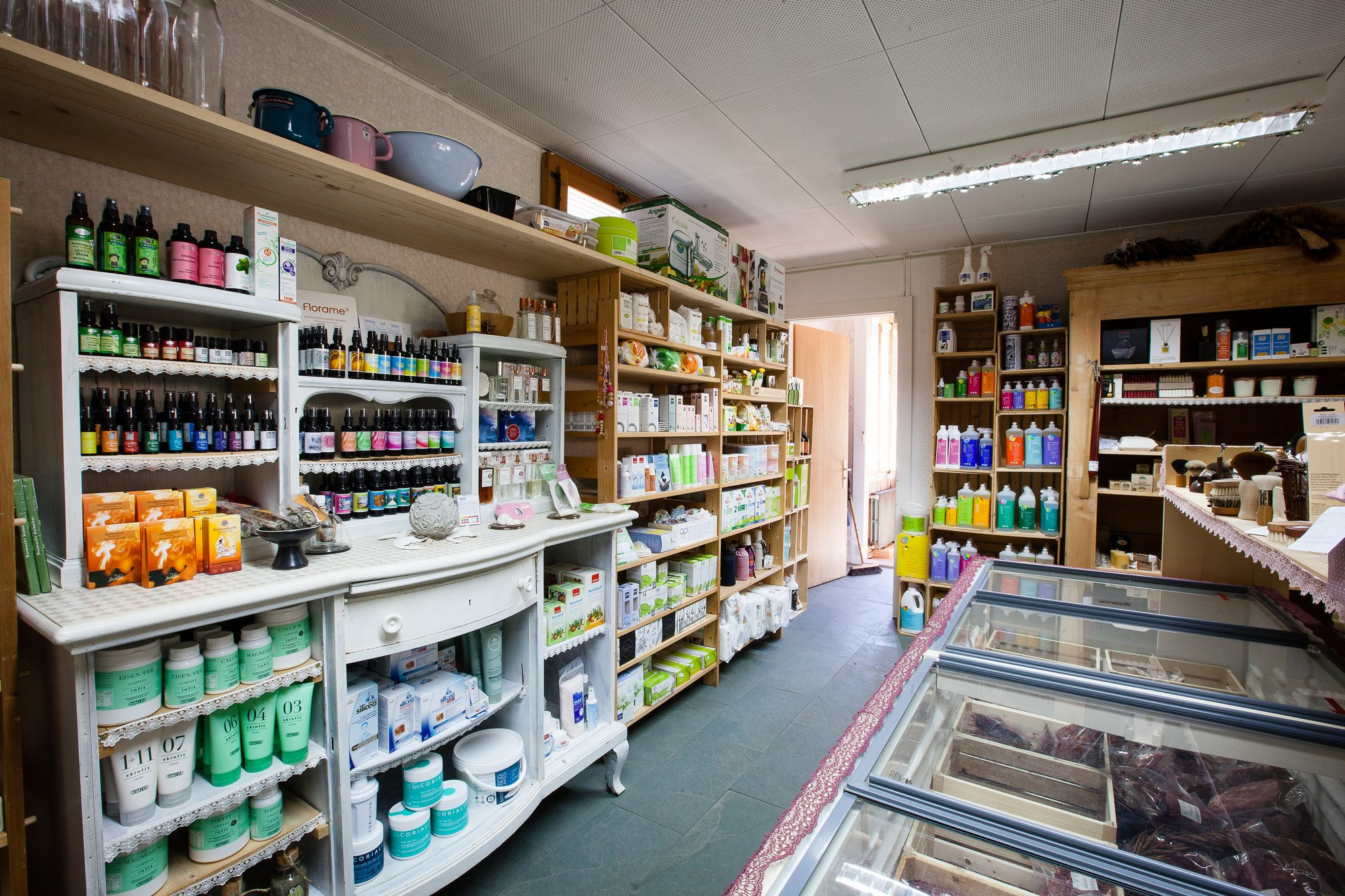 Photo de l'intérieur du magasin bio - rayon produits de cosmétiques et de nettoyage
