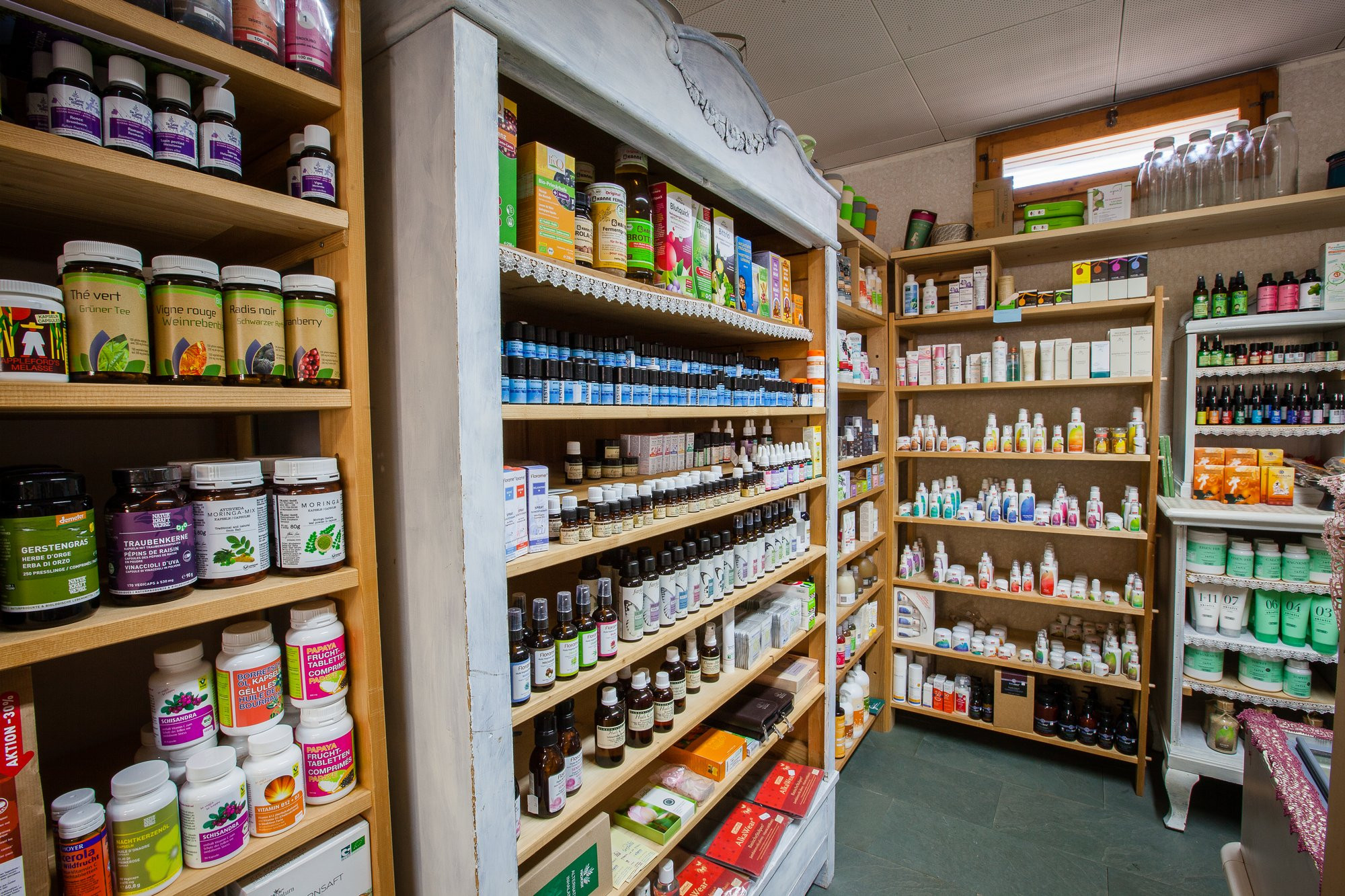 Photo de l'intérieur du magasin bio - rayon huiles et compléments